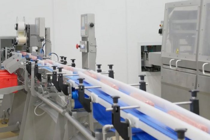  Automatic labelling line for minced meat sticks 